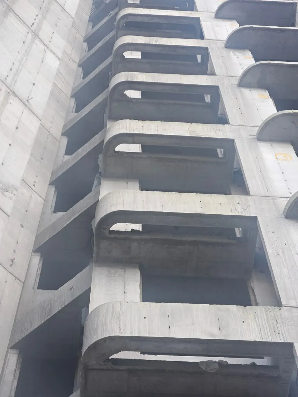 Smooth curved concrete balconies cast with aluminium formwork