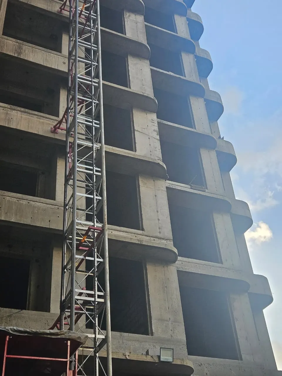 Facade with consistent concrete finish and curved slab edges